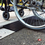 Carica l'immagine nel visualizzatore Galleria, Rampe smussate in gomma per DISLIVELLI | PEDONI e VEICOLI | Ambiente domestico, condomini, urbano, marciapiedi | ANTISCIVOLO | DH-UPS