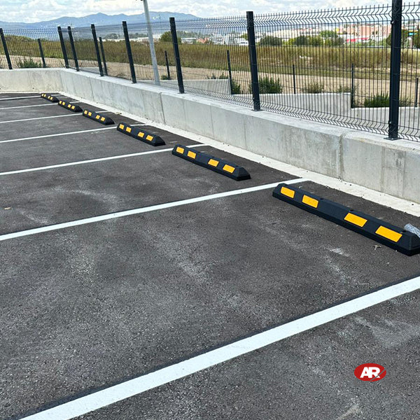 Butées de roue en caoutchouc noir | DÉLIMITEURS | Bloc de véhicule | Aires de repos | GARAGE | STATIONNEMENT | Enjoliveurs avec réflecteurs jaunes ou blancs | DH-PB